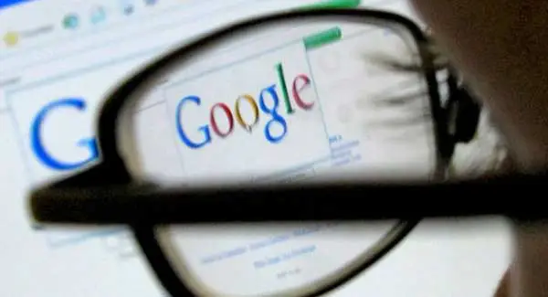 Pessoa de óculos fazendo busca no Google