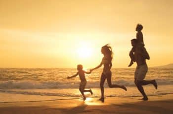 Família na praia