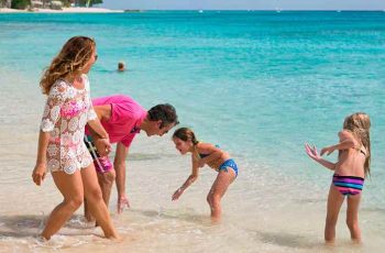 Familia Brincando na Praia