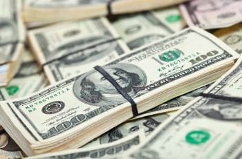 Dólar tem leve alta após mínima desde 2024, com plano de contingência e Fed em foco