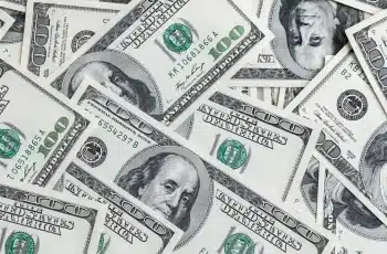 Dólar sobe com expectativa de queda de juros nos EUA e cautela fiscal no Brasil