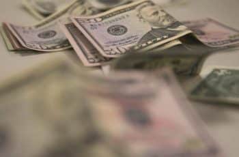 Dólar opera estável com dados econômicos dos EUA e do Brasil no radar