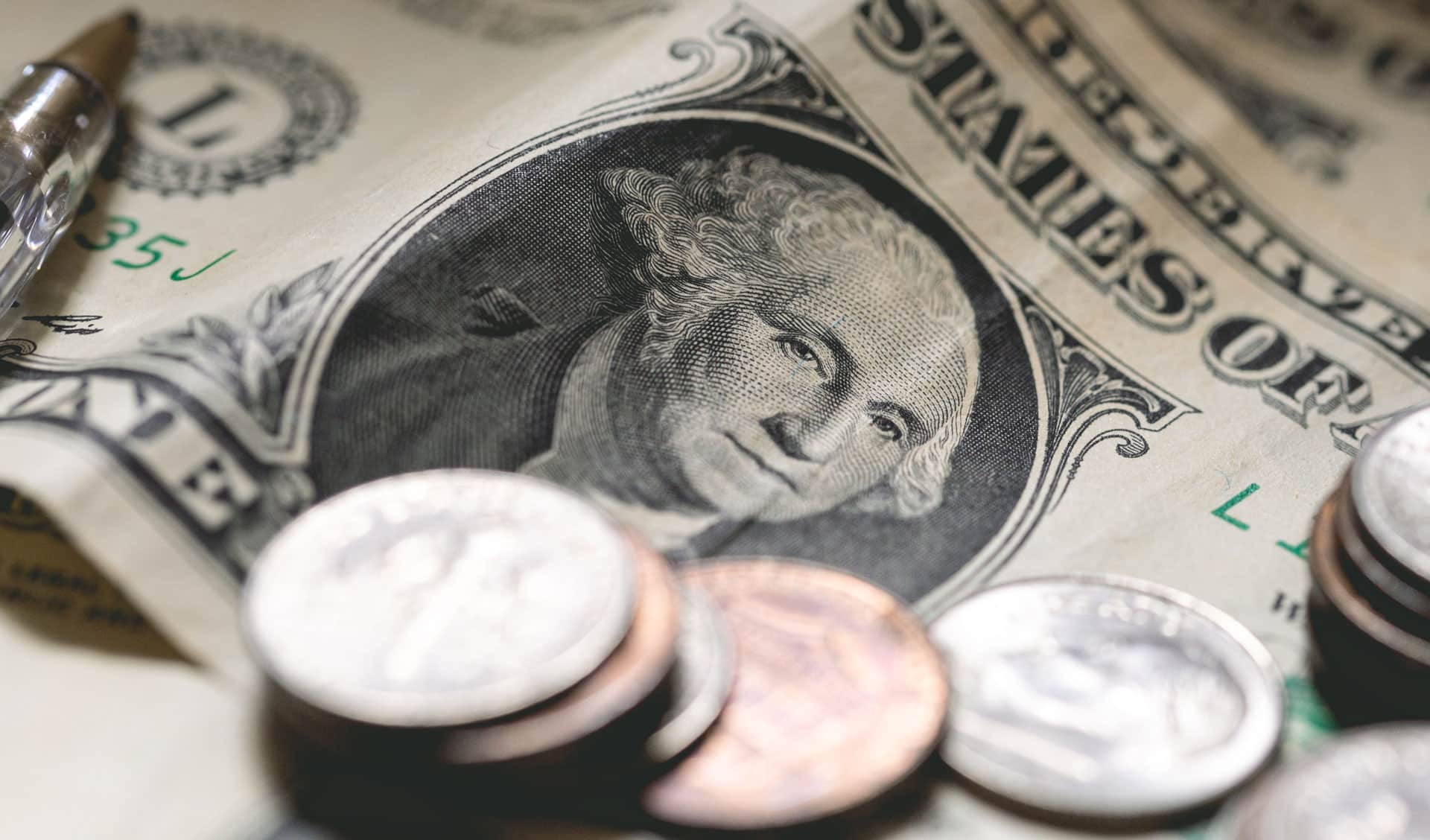 Dólar sobe com inflação dos EUA e impasse Brasil-EUA em destaque