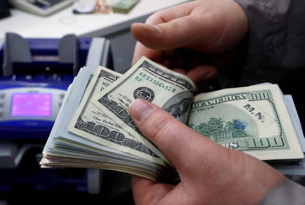 Dólar recua 1% e chega a R$ 5,54 após fracos dados de emprego nos EUA