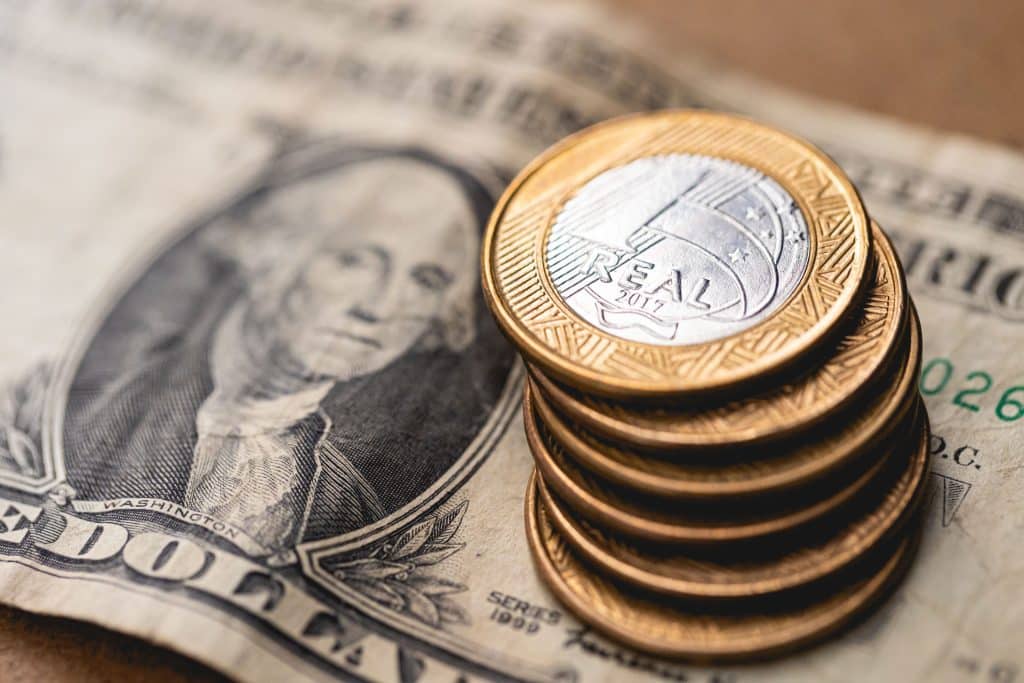 Dólar recua para R$ 5,50 com expectativas sobre o Fed e valorização no Brasil