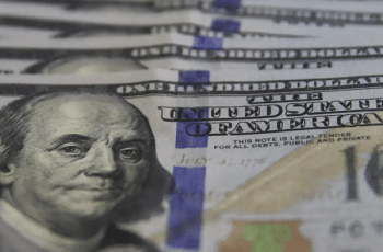 Dólar opera em alta com relações Brasil-EUA em foco