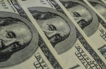 Dólar opera em alta após atingir menor cotação em mais de 1 ano