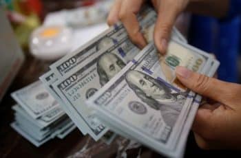 Dólar hoje cai com encontro entre Trump e Putin e dados no radar