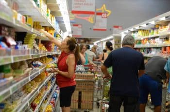 IPCA-15: Prévia da inflação de agosto registra deflação de 0,14%, puxada por conta de luz, alimentos e gasolina