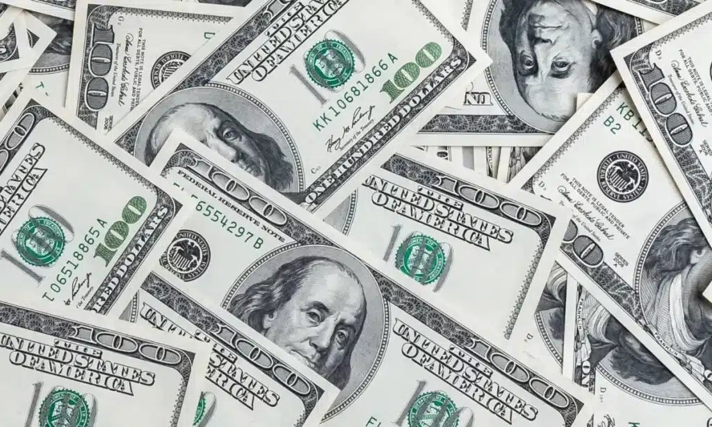 Dólar encerra dia estável com críticas de Trump ao Fed e tensão no Brasil