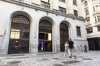 Commodities pesam sobre Ibovespa e mercados internacionais oscilam, apesar de alívio mundial no dólar