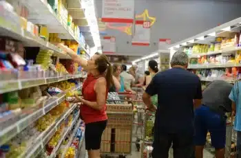 Prévia da inflação recua 0,14% com queda nos preços de alimentos, conta de luz e gasolina