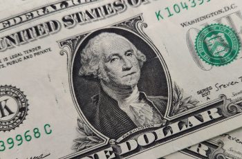 Dólar encerra no menor patamar desde junho de 2024, aos R$ 5,32