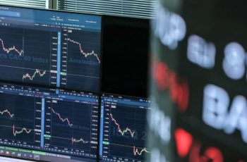 Ibovespa tem leve alta após renovar máxima histórica de olho em estrangeiro
