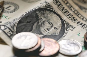 Dólar apresenta queda com foco em decisões de juros