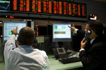 Ibovespa bate novo recorde e encosta nos 146 mil pontos; dólar fecha estável