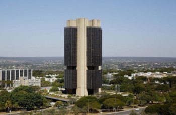 O Banco Central aumentou a sua estimativa de crescimento da economia brasileira este ano, de 1,9% para 2,1% -