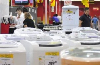 Eletros: consumo mais contido neste ano devido aos juros elevados  -  (crédito: Ed Alves/CB/D.A Press)