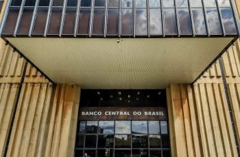 Mercado reduz expectativa para expansão do PIB neste ano e no próximo, aponta Focus