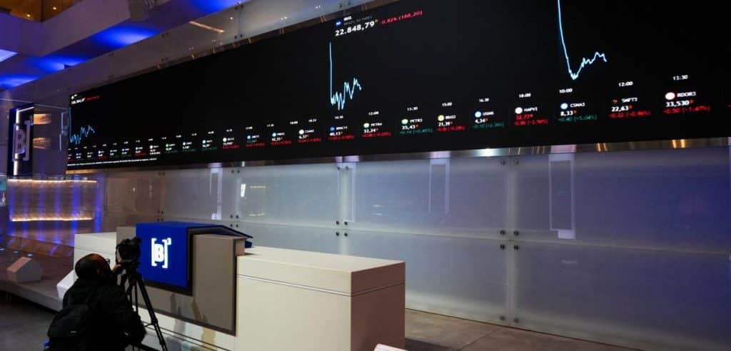 Ibovespa fecha em queda com ajustes após algumas máximas
