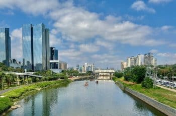 Com avanço do setor de serviços, PIB de São Paulo cresce 2,5% em 12 meses