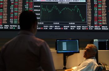 Ibovespa fecha em queda com realização de lucros; Ambipar desaba