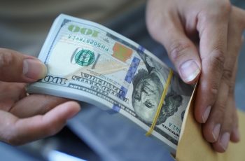 Dólar fecha em alta com cenário político no radar | Finanças