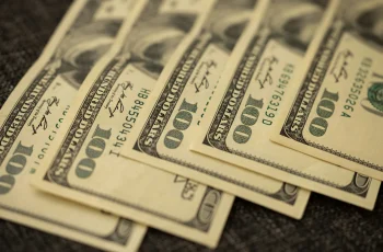 Trump aposta em dólar fraco; real ganha força com diferencial de juros