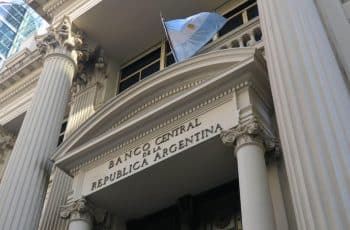 BC da Argentina intervém novamente no câmbio e vende US$ 379 milhões em reservas após alta do dólar