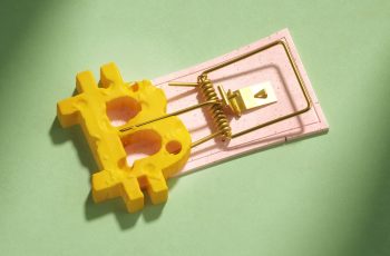 Atenção ao Possível Bull Trap em Bitcoin (BTC), XRP, Dogecoin enquanto S&P 500 Forma Wedge Ascendente e Inflação nos EUA se Aproxima