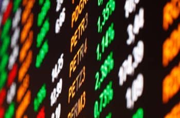 Com corte de juro nos EUA, Bolsa renova recorde pela sexta vez em quinze dias e dólar fecha estável