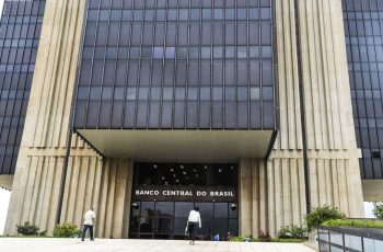 Mercado projeta queda no PIB e Selic inalterada até o fim de 2025