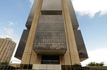 Mercado vê comunicado mais duro do BC e mantém previsão de Selic em 15% até dezembro