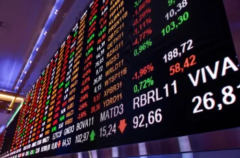 Painel eletrônico da Bolsa de Valores de São Paulo durante o pregão, refletindo alta do Ibovespa e queda do dólar