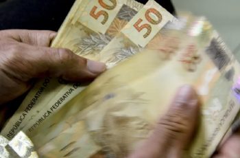 Dólar atinge menor valor em 15 meses; Ibovespa fecha em alta
