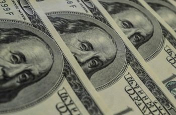 Dólar encerra o dia estável e acumula queda semanal pela 4ª vez seguida
