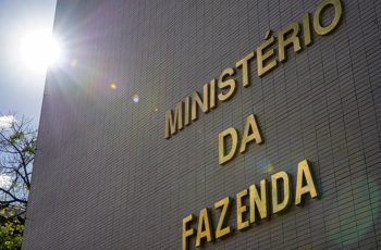Ministério da Fazenda reduz previsão de crescimento do PIB e culpa os juros