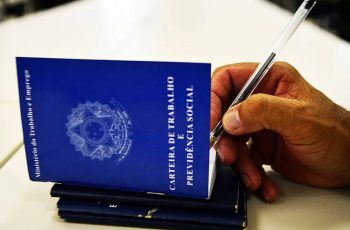 Taxa de desemprego recua para 5,6% no trimestre até julho, diz IBGE