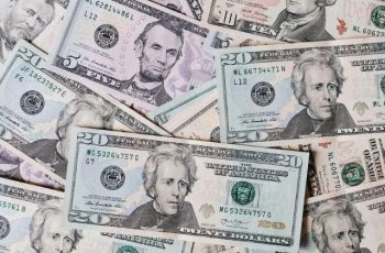 Dólar fecha em queda e atinge menor valor em 15 meses no Brasil