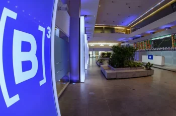 Bolsa fecha em alta com apoio de commodities e inflação dos EUA
