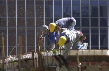 Queda do PIB da construção civil reflete os efeitos dos juros elevados, diz CBIC