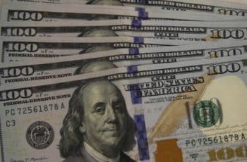 Dólar cai ao menor valor do ano após fala de Trump sobre Lula na ONU