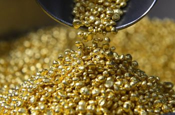 Ouro fecha em queda modesta, em compasso de espera por corte de juros do Fed