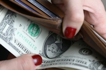 Dólar deve cair com corte de juros do Fed: veja como investir