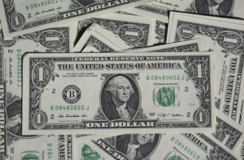 Dólar cai e fecha no menor valor desde junho do ano passado com expectativa para "Super Quarta"