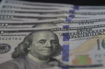Dólar fecha estável em dia de Ptax e temor de paralisação nos EUA | ac24horas