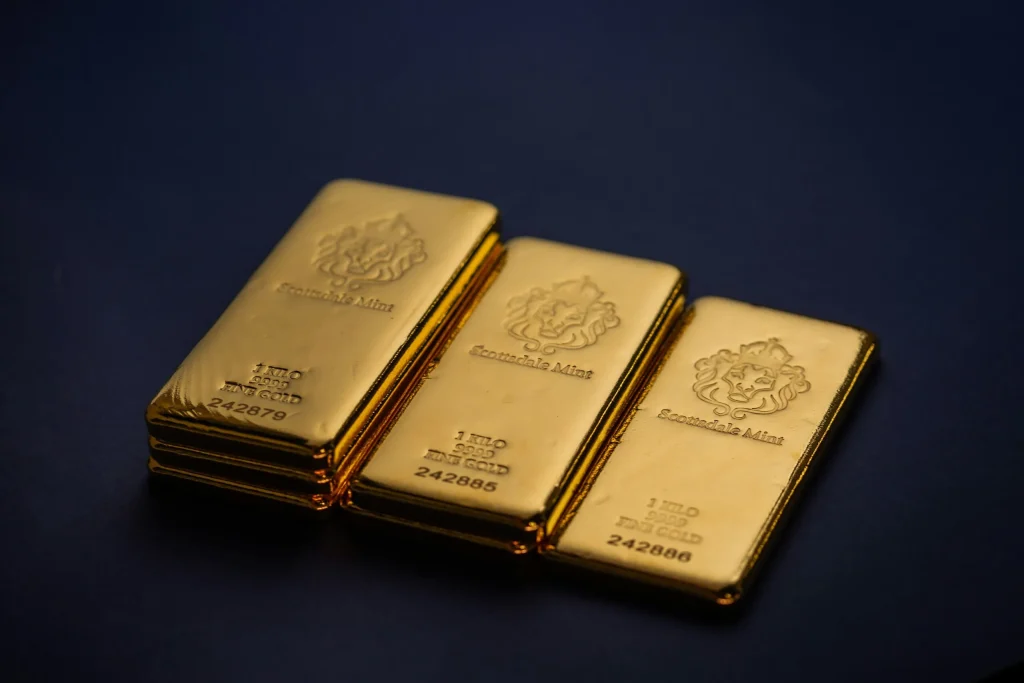 Ouro fecha em alta após ultrapassar US$ 3.700 pela primeira vez