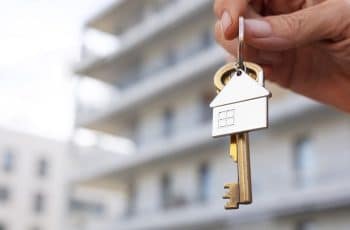 Fotografia de uma chave com chaveiro de casa para ilustrar matérias sobre mercado imobiliário, imóveis, casas e apartamentos