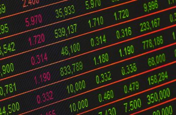 Ibovespa fecha em alta e renova recorde histórico