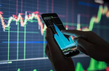Bolsa fecha em alta e dólar recua a R$ 5,29